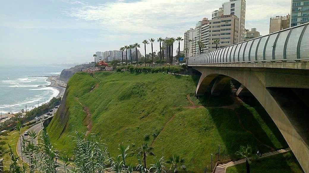 Vista de la Costa Verde de Miraflores, en Lima la capital del país. En la imagen se puede apreciar el reconocido Puente Eduardo Villena Rey, ubicado sobre la Bajada Balta.