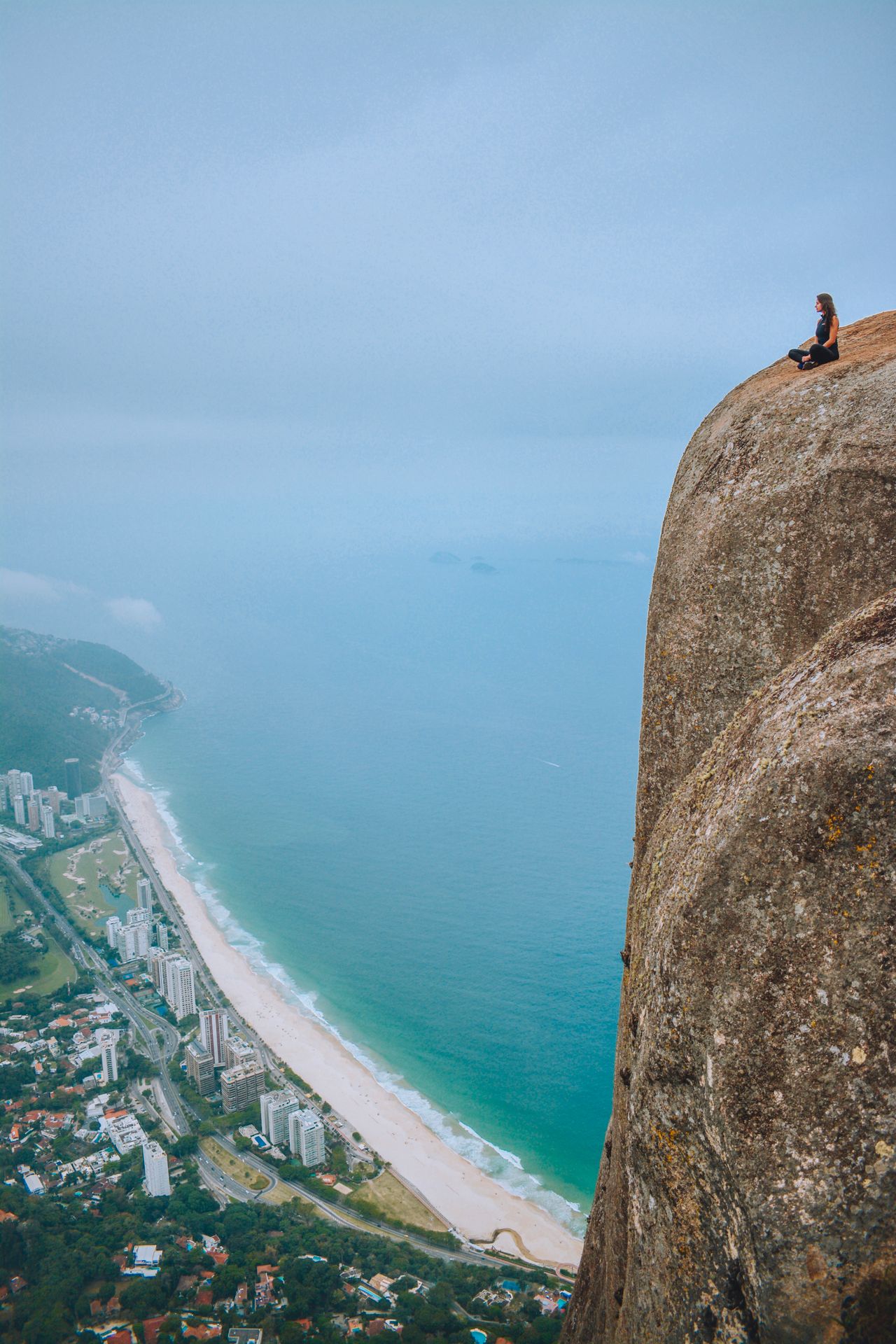Vista panorámica desde la cima de la Pedra da Gávea con la cabeza del Gigante de Piedra y la costa de Río de Janeiro.