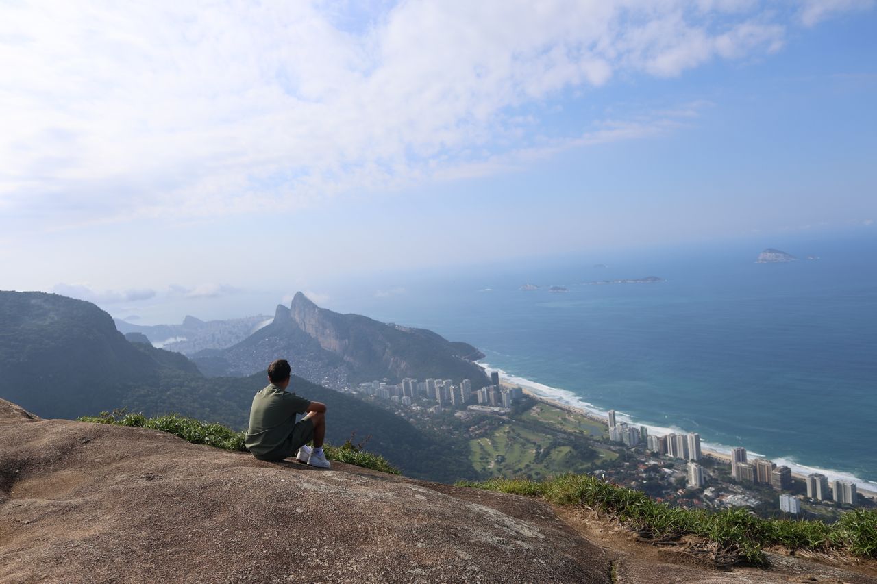 Vista panorámica desde la meseta de la cumbre de la Pedra da Gávea hacia las playas de Río de Janeiro.