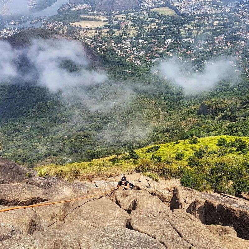 Aventurero superando el tramo de escalada de la Carrasqueira en la Pedra da Gávea.