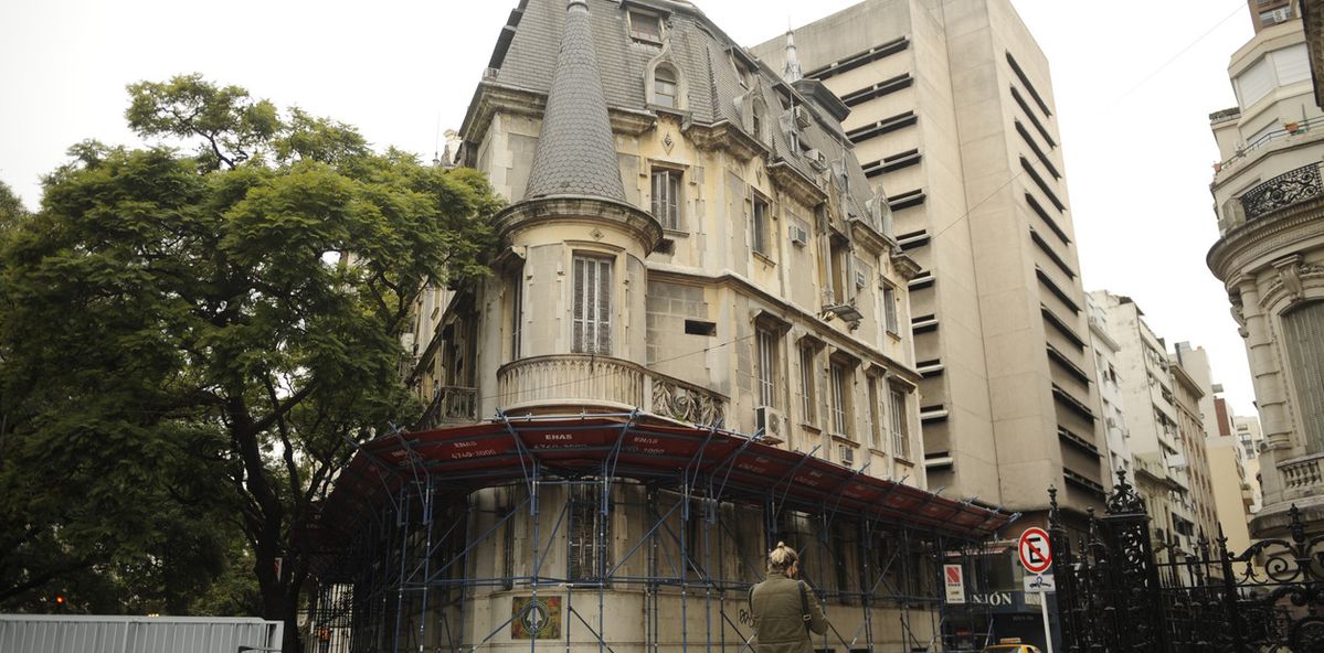 Fachada do Palacio Haedo em frente à Plaza San Martín, sede da Administração de Parques Nacionais.