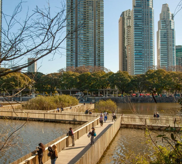 Camino de la Reserva Ecológica Costanera Sur en Puerto Madero, Buenos Aires.