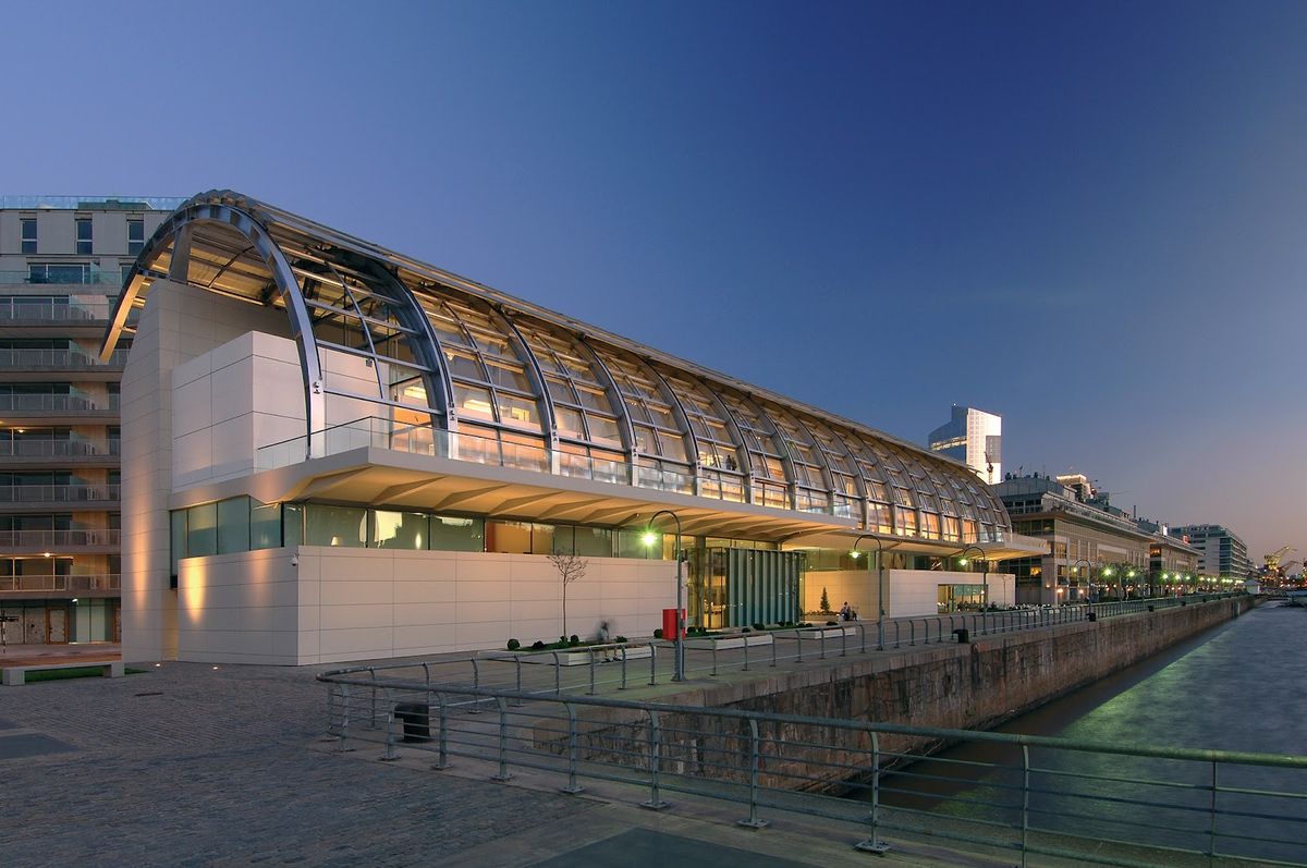 Edificio de la Colección de Arte Fortabat junto al agua en Puerto Madero.
