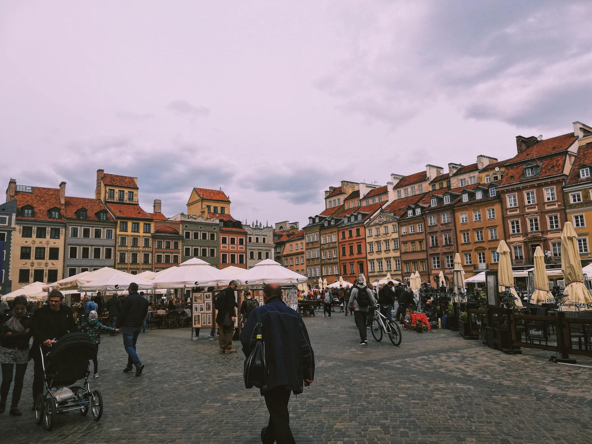 Varsovia es la extensa capital de Polonia. La ciudad vieja se restauró después del grave daño que sufrió en la Segunda Guerra Mundial. Su núcleo es la Plaza del Mercado, con edificios de colores pastel y cafés al aire libre.