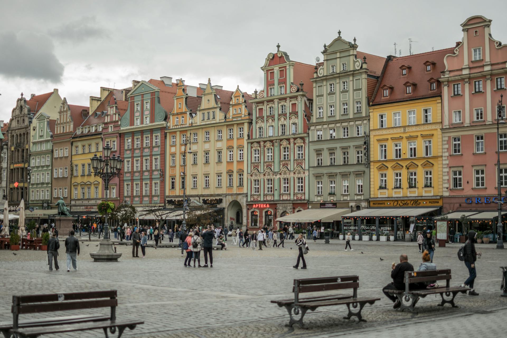 Casas históricas coloridas en la plaza de Breslavia, Polonia.