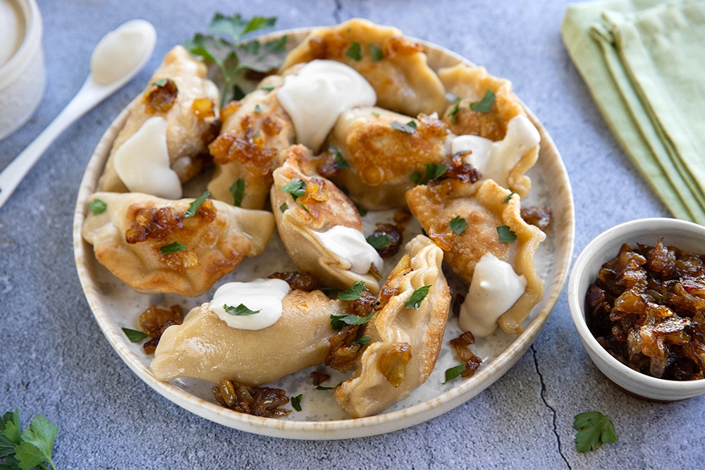 Plato de Pierogi tradicionales en un restaurante típico polaco.