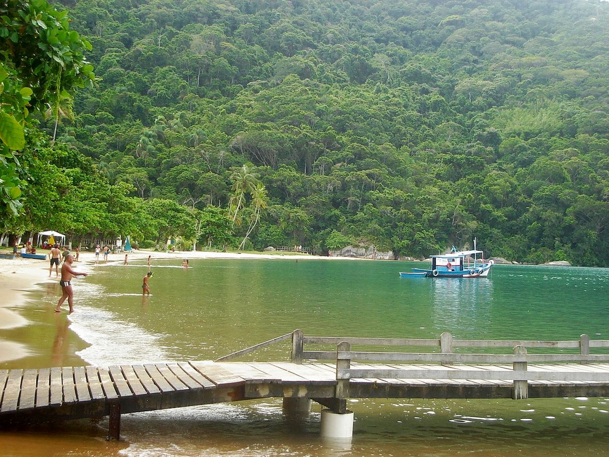 Barcos de paseo fondeados frente a la tranquila orilla de Praia de Pouso.