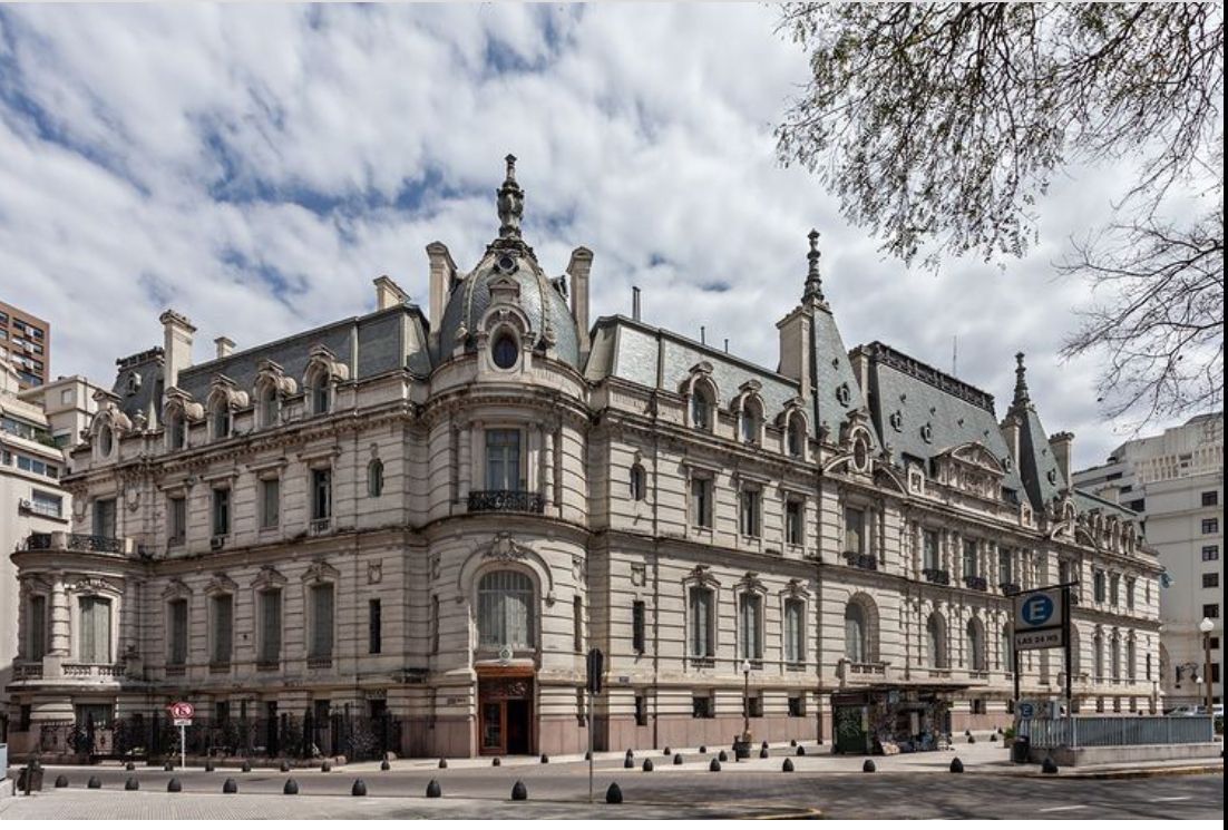 Fachada monumental do Palacio Paz em frente à Plaza San Martín, no bairro de Retiro, Buenos Aires.