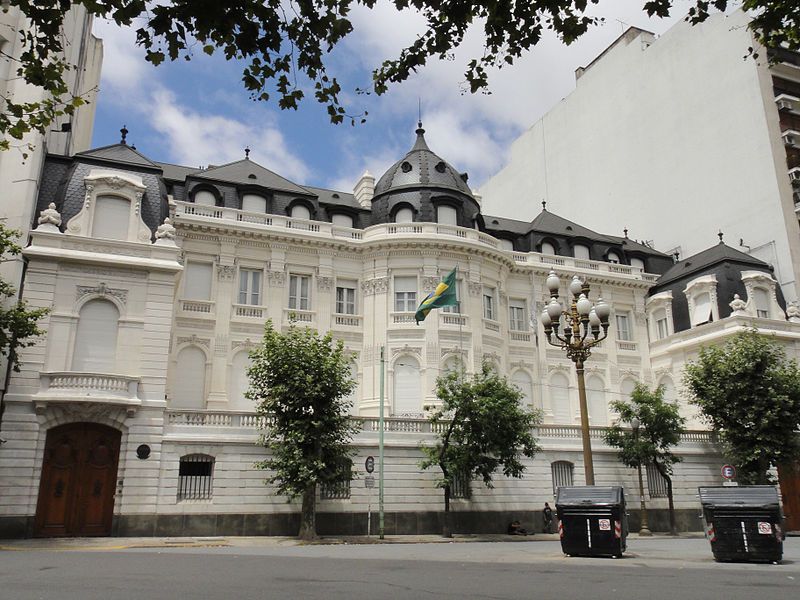 Fachada do Palacio Pereda em frente à Plaza Pellegrini, na Calle Arroyo, Retiro.