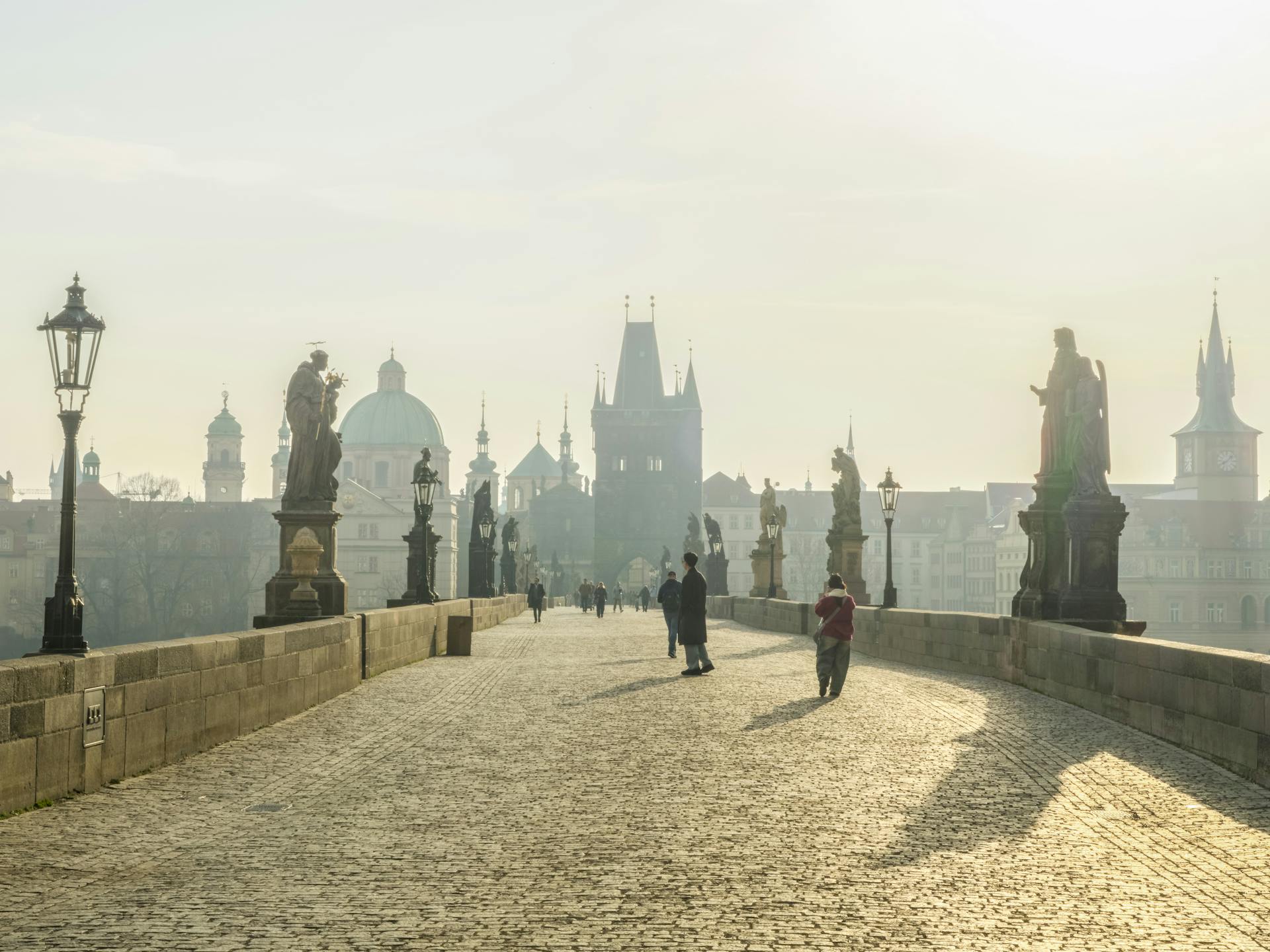El Puente de Carlos (Karlův most) es el monumento más famoso de Praga y uno de los puentes medievales más bellos del mundo. Conecta la Ciudad Vieja con el Barrio Pequeño y es el alma del río Moldava.