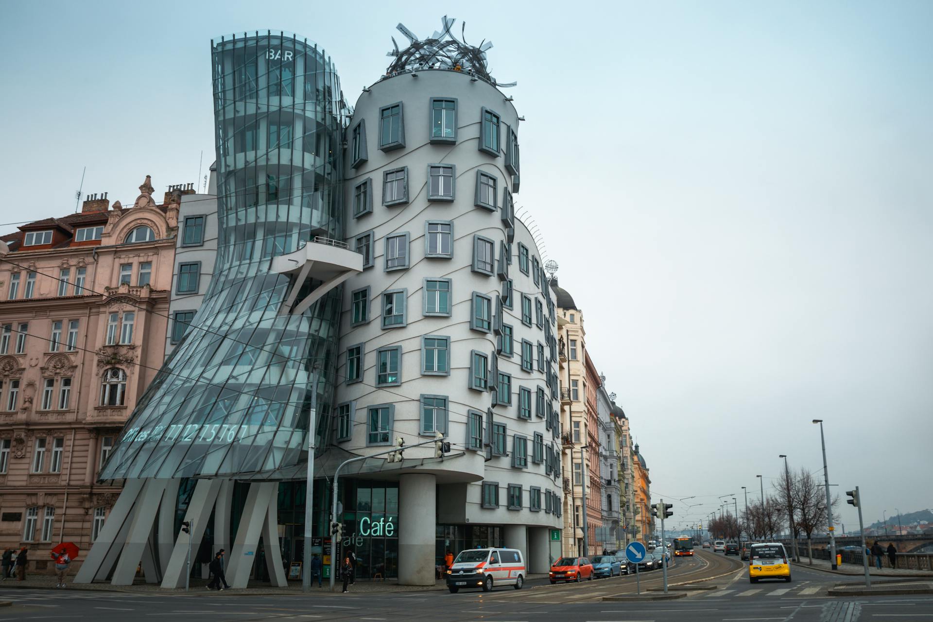 La Casa Danzante, un contraste moderno frente al río Moldava.