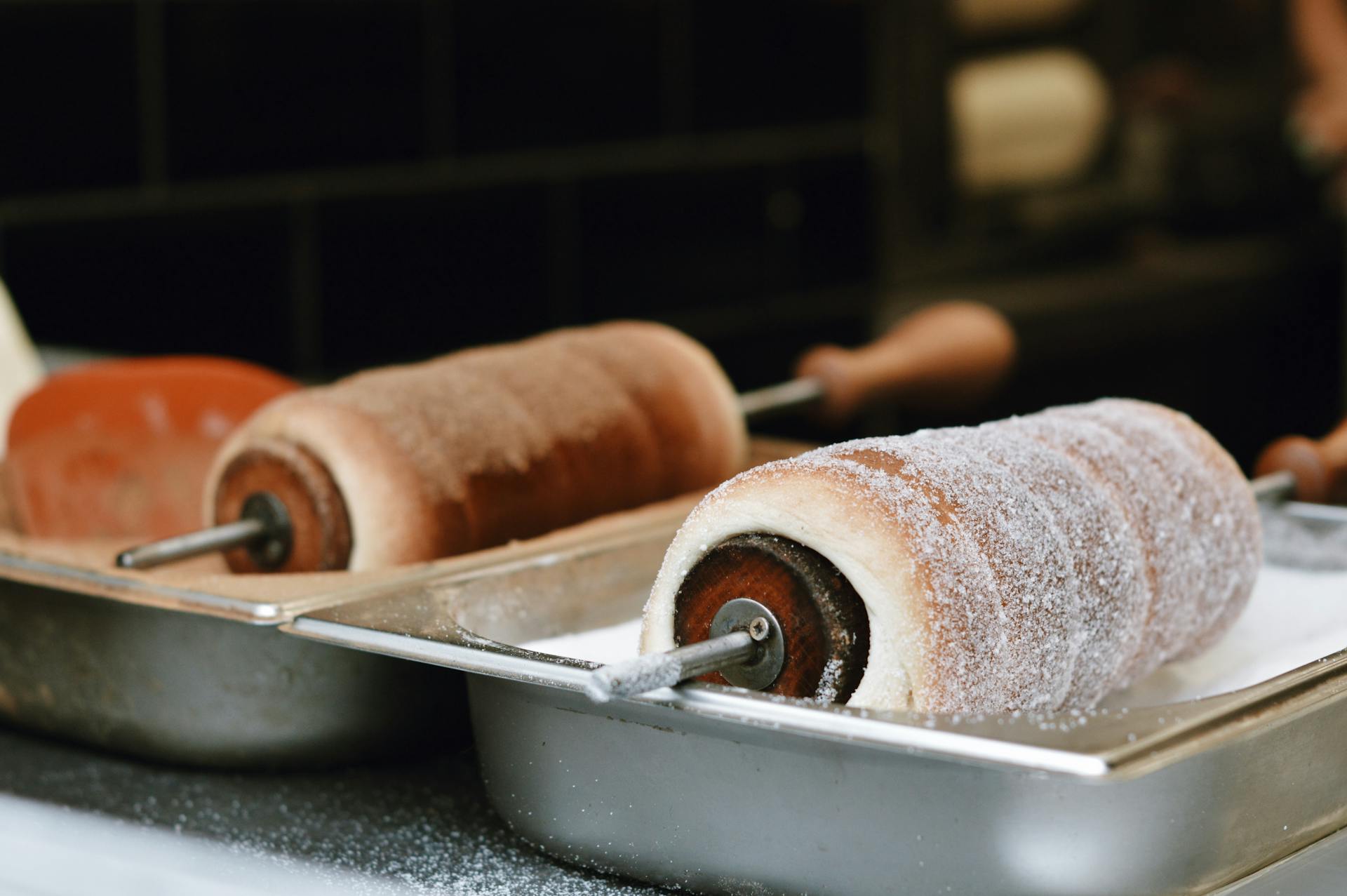Aunque lo verás en cada esquina de Praga y se vende como el dulce más tradicional, el Trdelník es en realidad un 'falso tradicional': su origen es más bien transilvano (Rumanía/Hungría), pero se ha convertido en el icono moderno del street food checo.