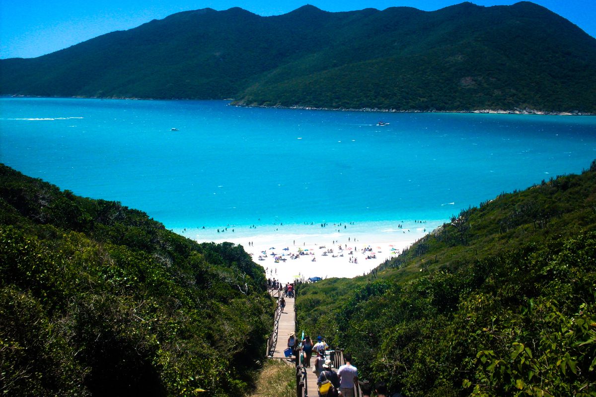 Escalinata de madera de acceso a As Prainhas do Pontal do Atalaia en Arraial do Cabo.