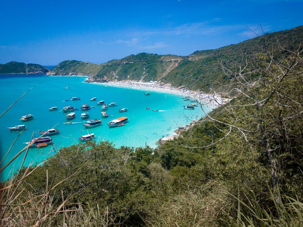 Vista panorámica de las cristalinas aguas turquesas en Arraial do Cabo.