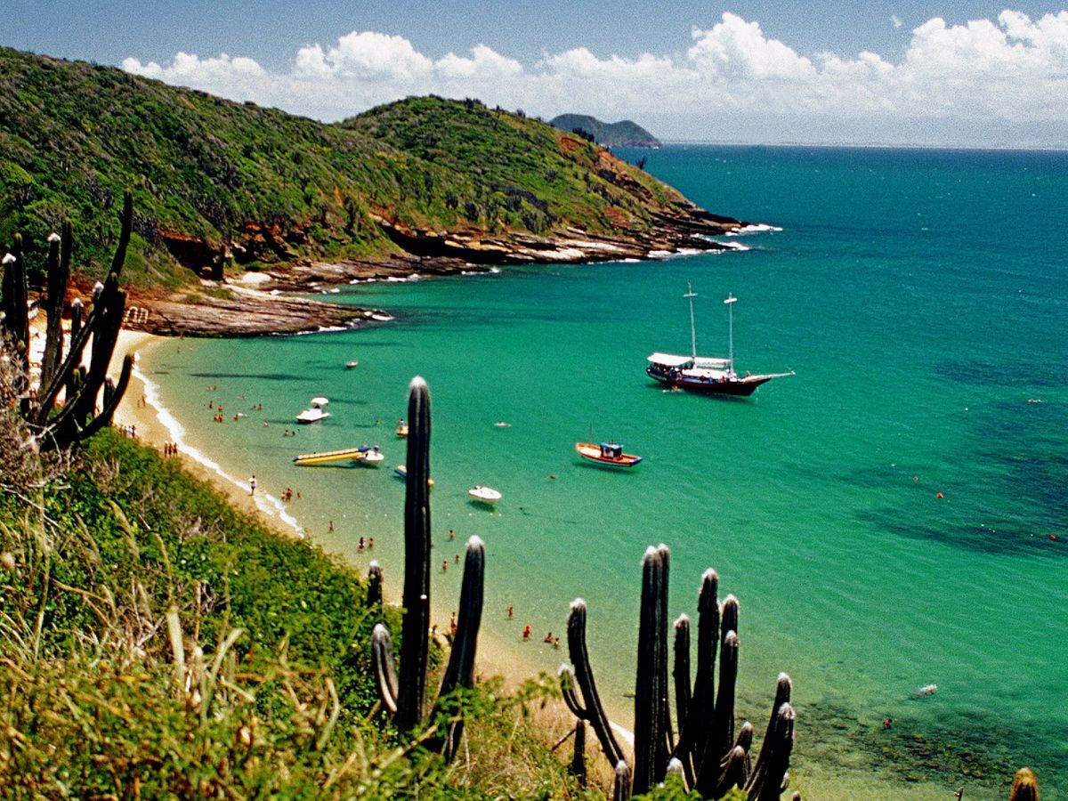 Bahía tranquila y barcos de pesca en Praia de Azeda, Búzios.
