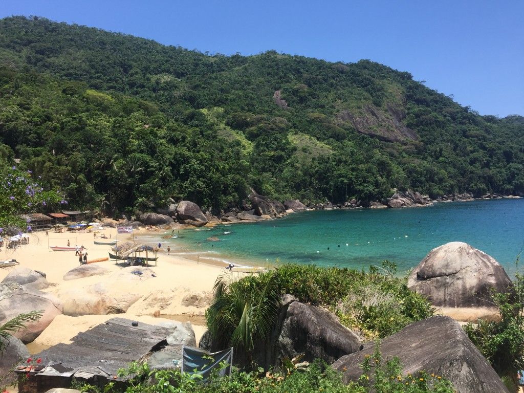 Praia do Sono en Paraty rodeada de densa vegetación costera.