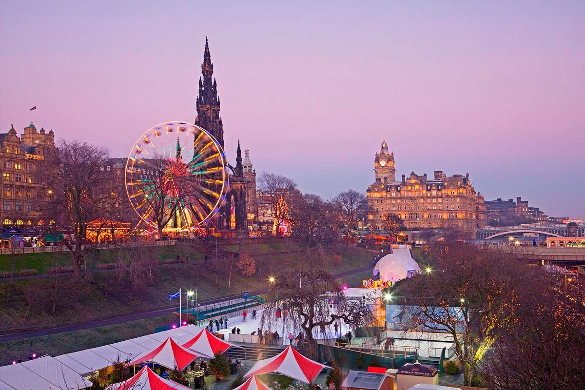 O maravilhoso Mercado de Natal em Princes Street Gardens, Edimburgo.