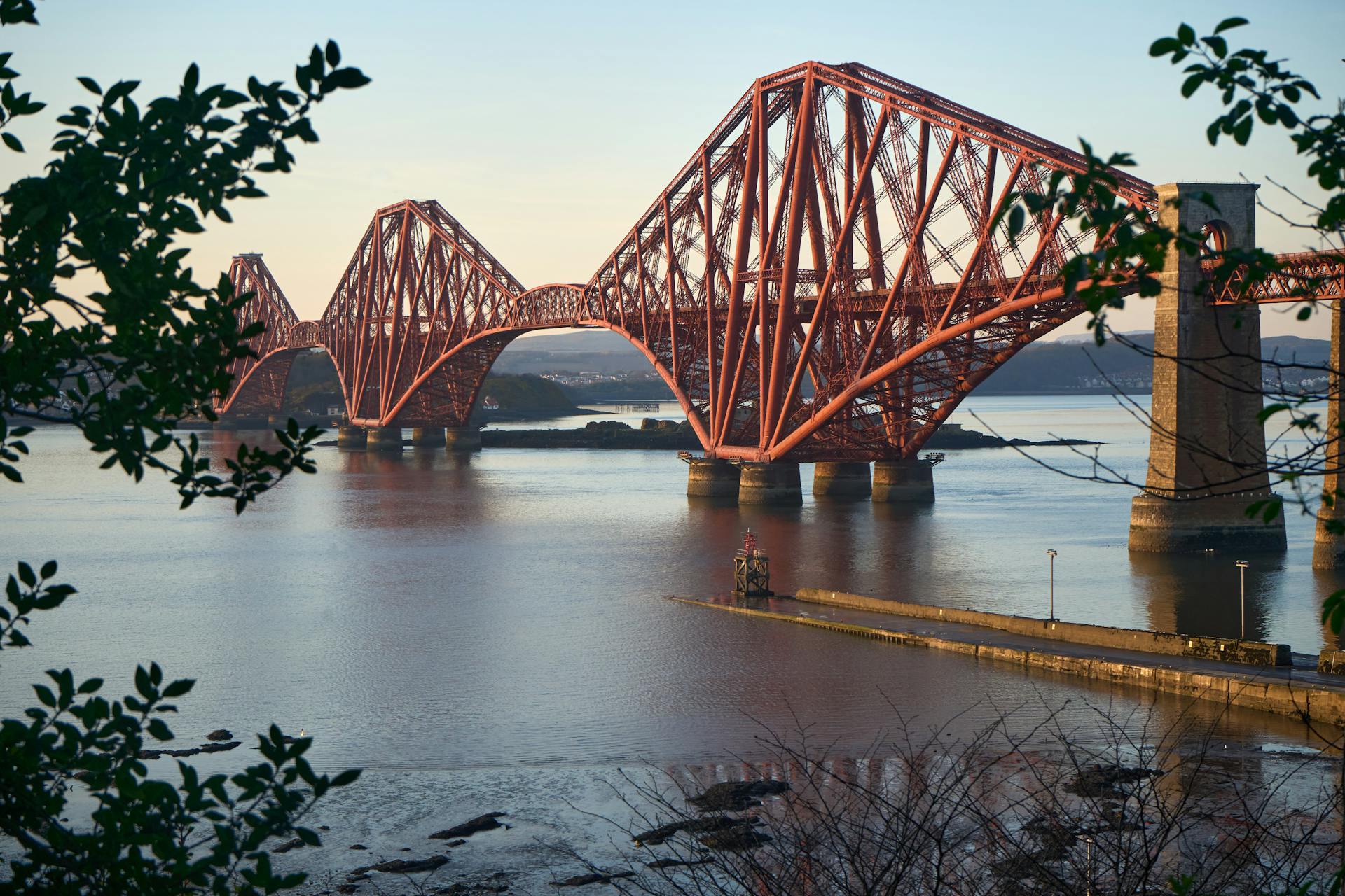El majestuoso Forth Bridge en South Queensferry, un icónico puente de hierro rojo declarado Patrimonio de la Humanidad por la UNESCO..