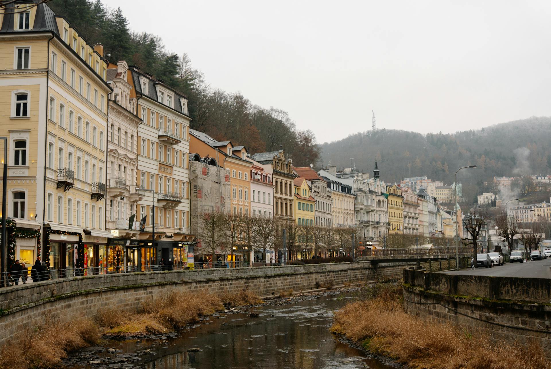 Karlovy Vary es la ciudad balneario más famosa de la República Checa y forma parte del Patrimonio de la Humanidad de la UNESCO. Es conocida por sus 13 fuentes termales principales y su impresionante arquitectura del siglo XIX.