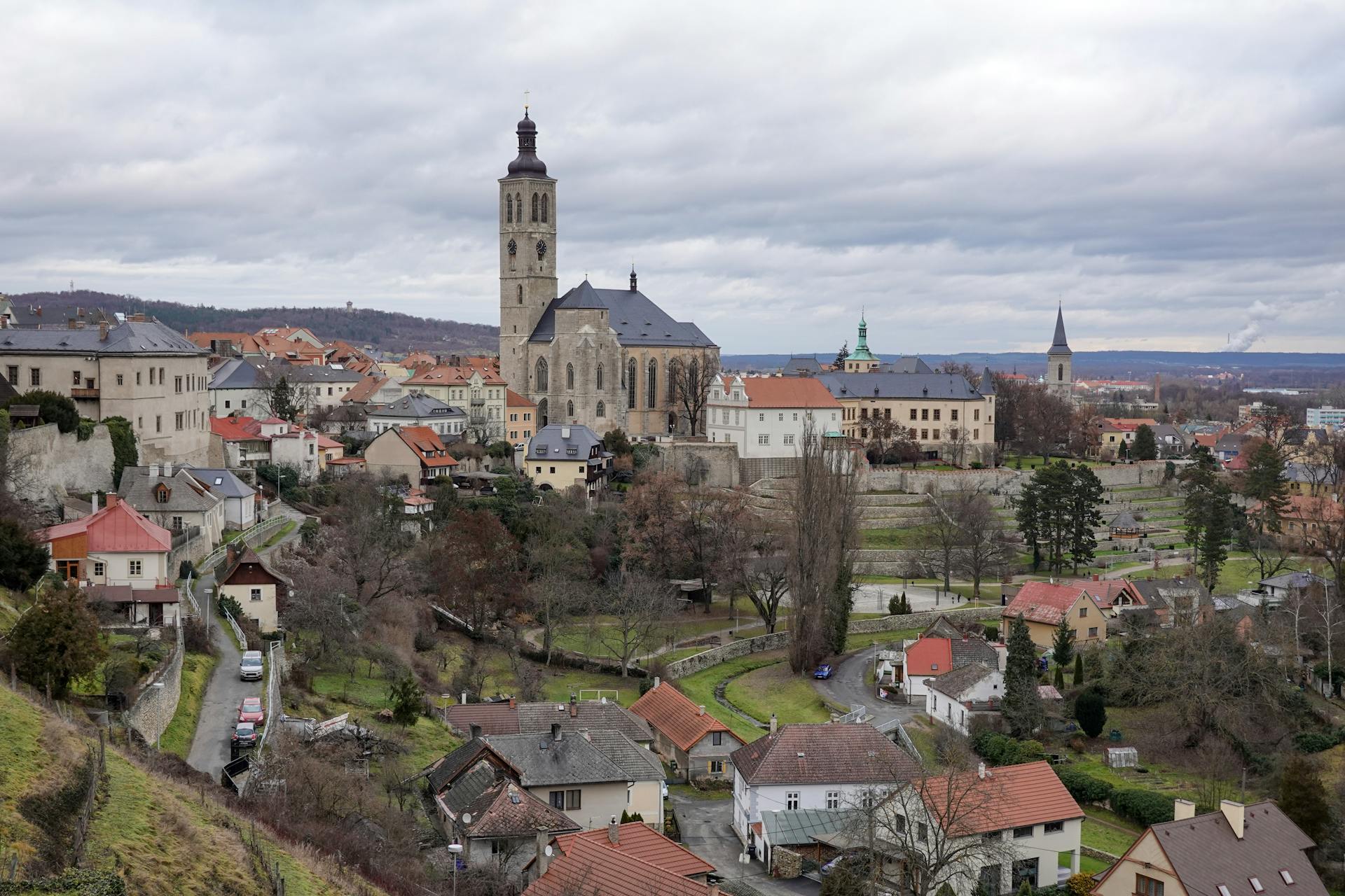 Kutná Hora, conocida como la 'Ciudad de la Plata', fue en su día el centro financiero del Reino de Bohemia, rivalizando en riqueza y poder con Praga. Hoy es un sitio Patrimonio de la Humanidad por la UNESCO.