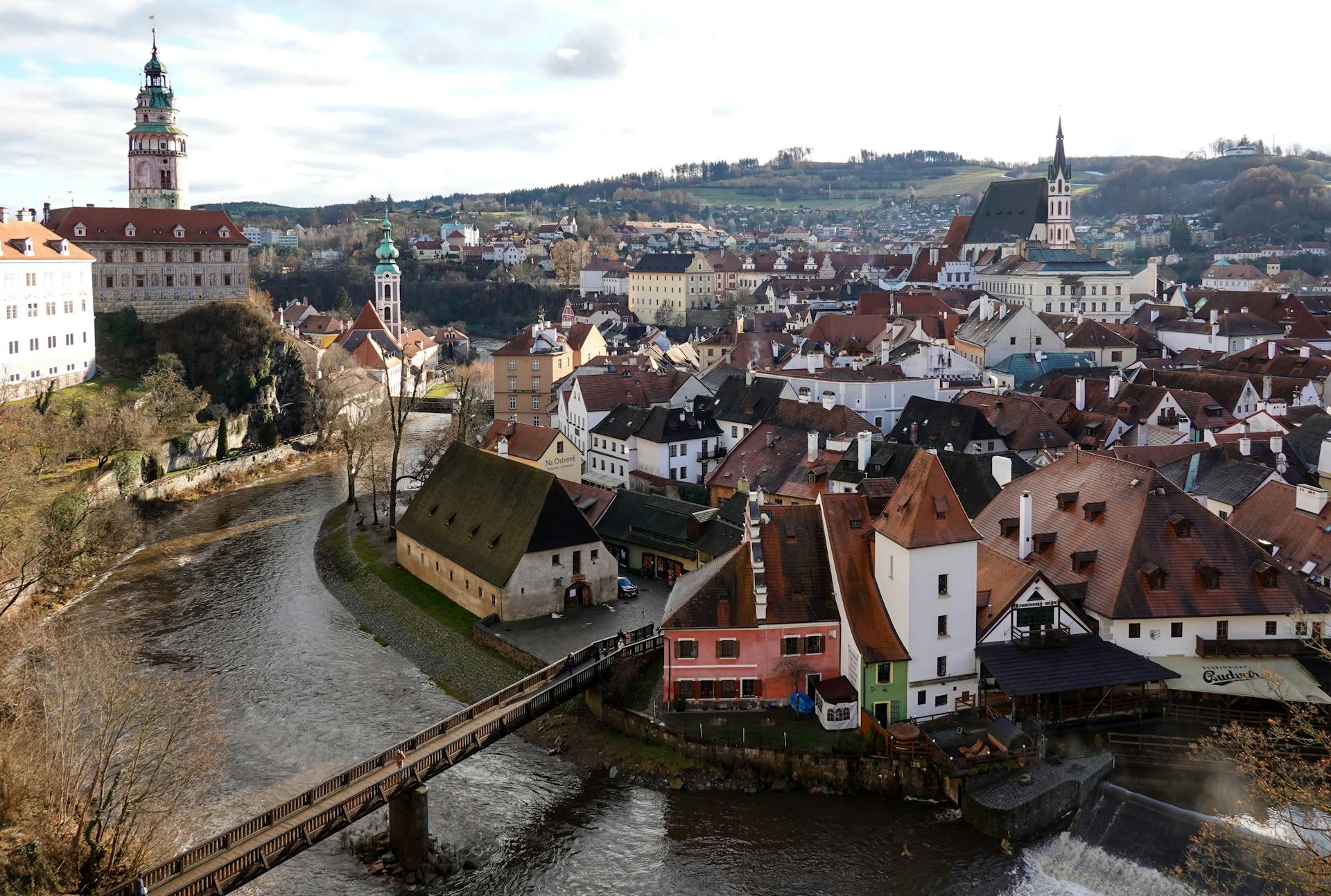 Český Krumlov. Es considerada por muchos como la ciudad más bonita de la República Checa, una joya medieval, abrazada por un meandro del río Moldava, es Patrimonio de la Humanidad por la UNESCO y conserva casi intacto su trazado original.