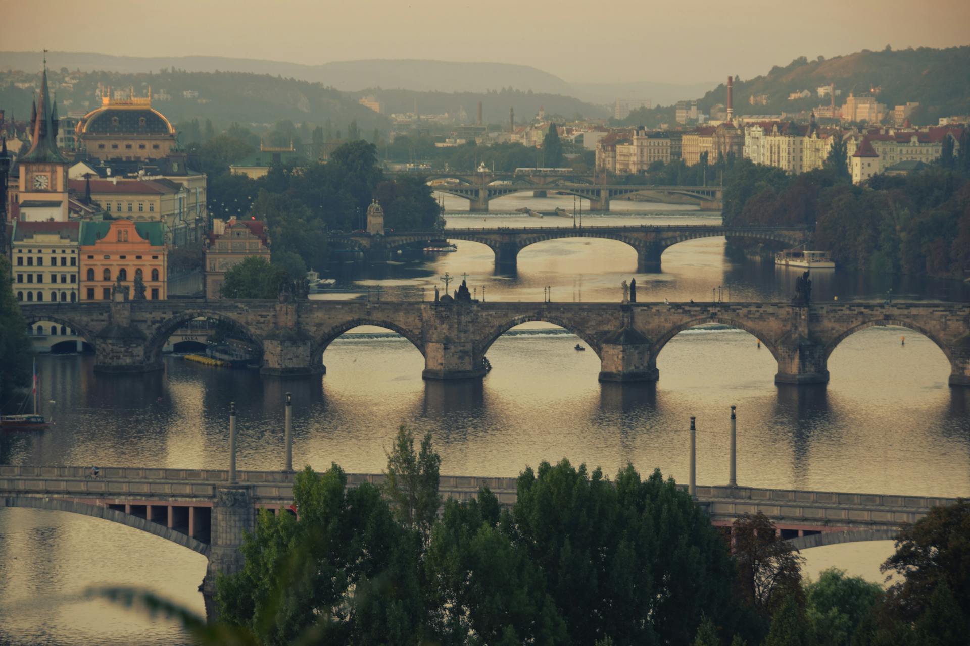 En su paso por Praga , el río Moldava tiene más de 30 puentes.