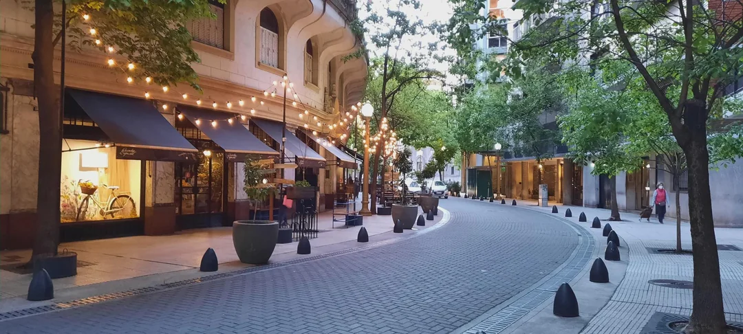 Retiro se caracteriza por combinar uma arquitetura residencial de estilo francês com o terminal de transporte público mais movimentado.