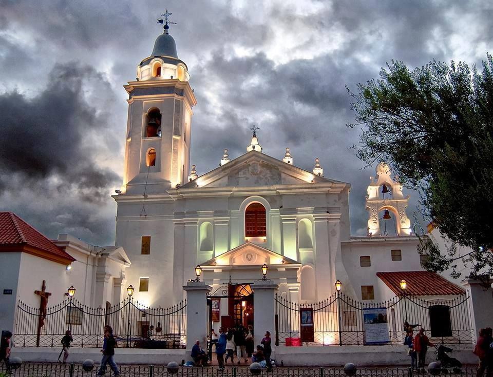 Fachada de estilo francés e iglesia del Pilar en el barrio de Recoleta, Buenos Aires.