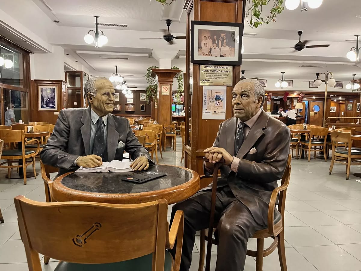 Esculturas de Borges y Bioy Casares en el interior de la cafetería La Biela en Recoleta, Buenos Aires.