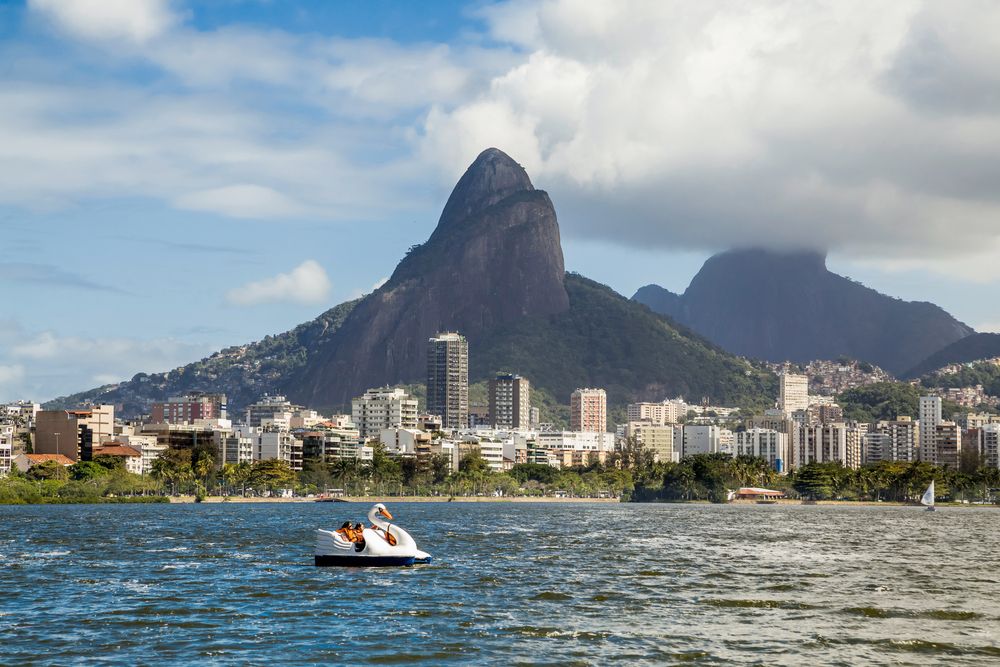 Vista de la Lagoa Rodrigo de Freitas con el morro Dois Irmaos de fondo.