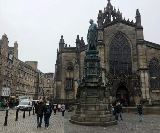 Fachada gótica da Catedral de St. Giles no coração da Royal Mile. Edimburgo, Escócia.