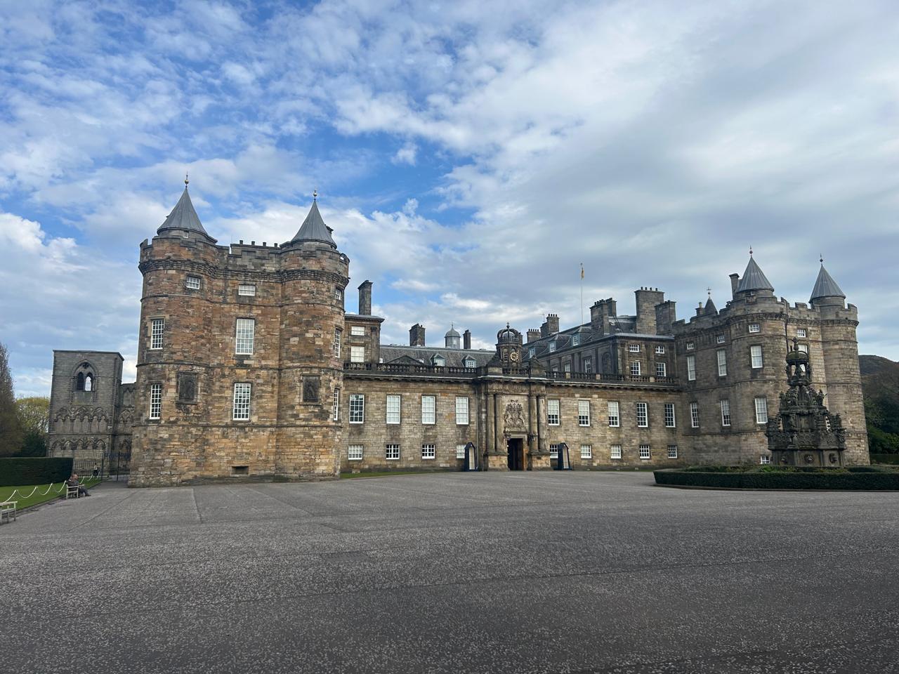 Vista exterior do Palácio de Holyroodhouse, o encerramento perfeito no final da Royal Mile. Edimburgo, Escócia.
