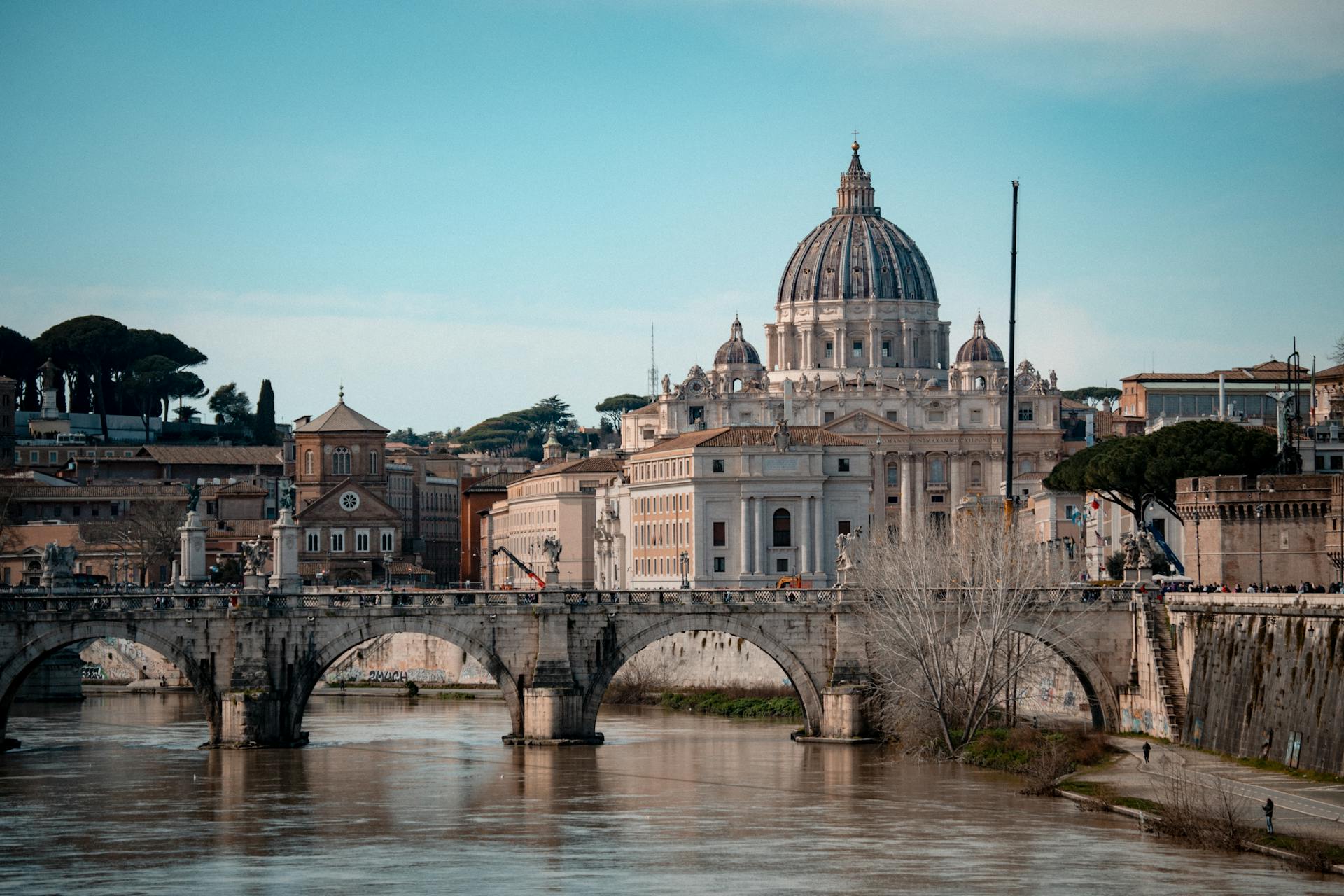 Basílica Y Puente De San Pedro En Roma.
