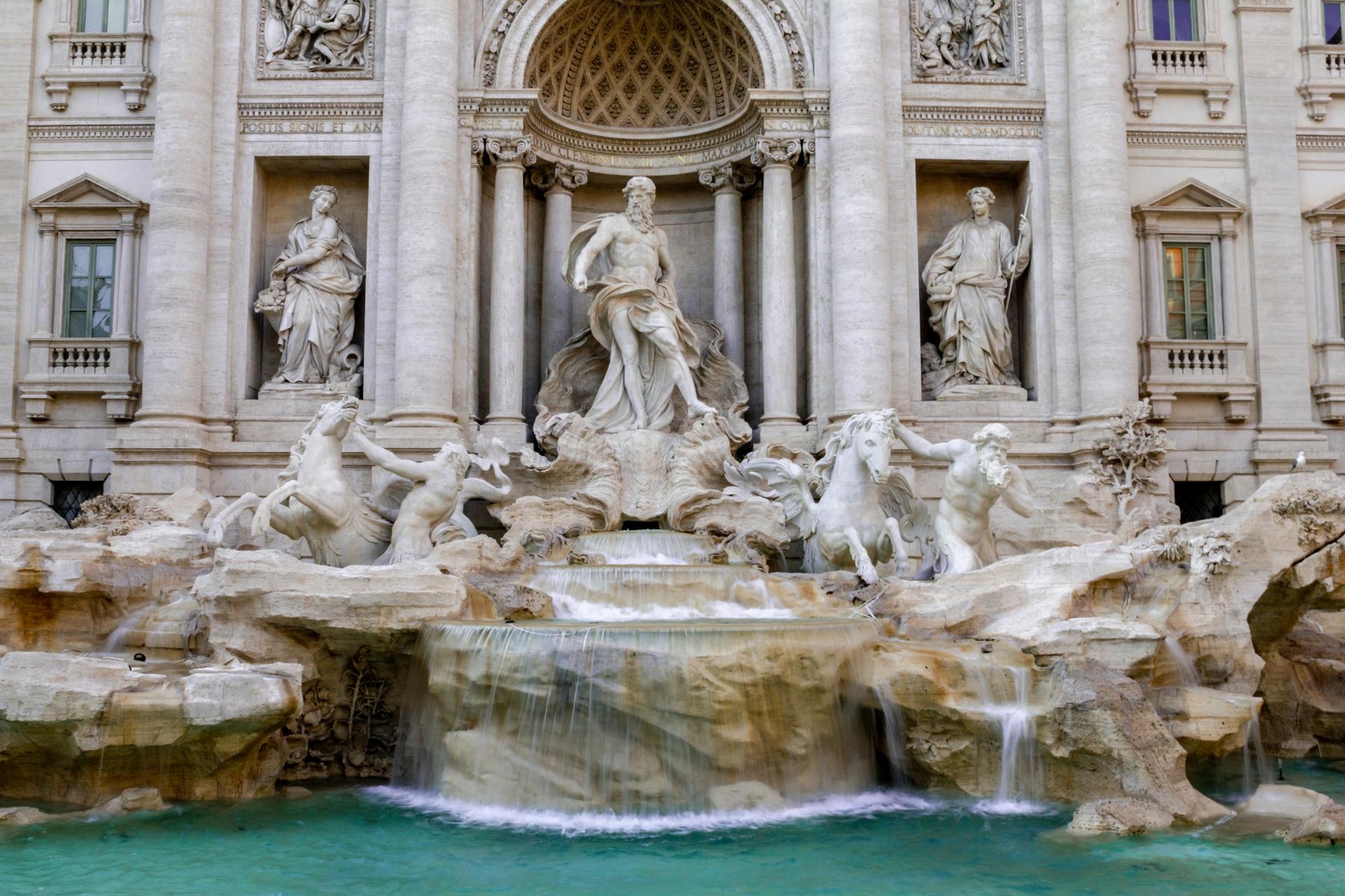 La Fontana di Trevi es la fuente barroca más grande y famosa de Roma, una obra maestra de ingeniería y arte completada en 1762 bajo el diseño de Nicola Salvi.