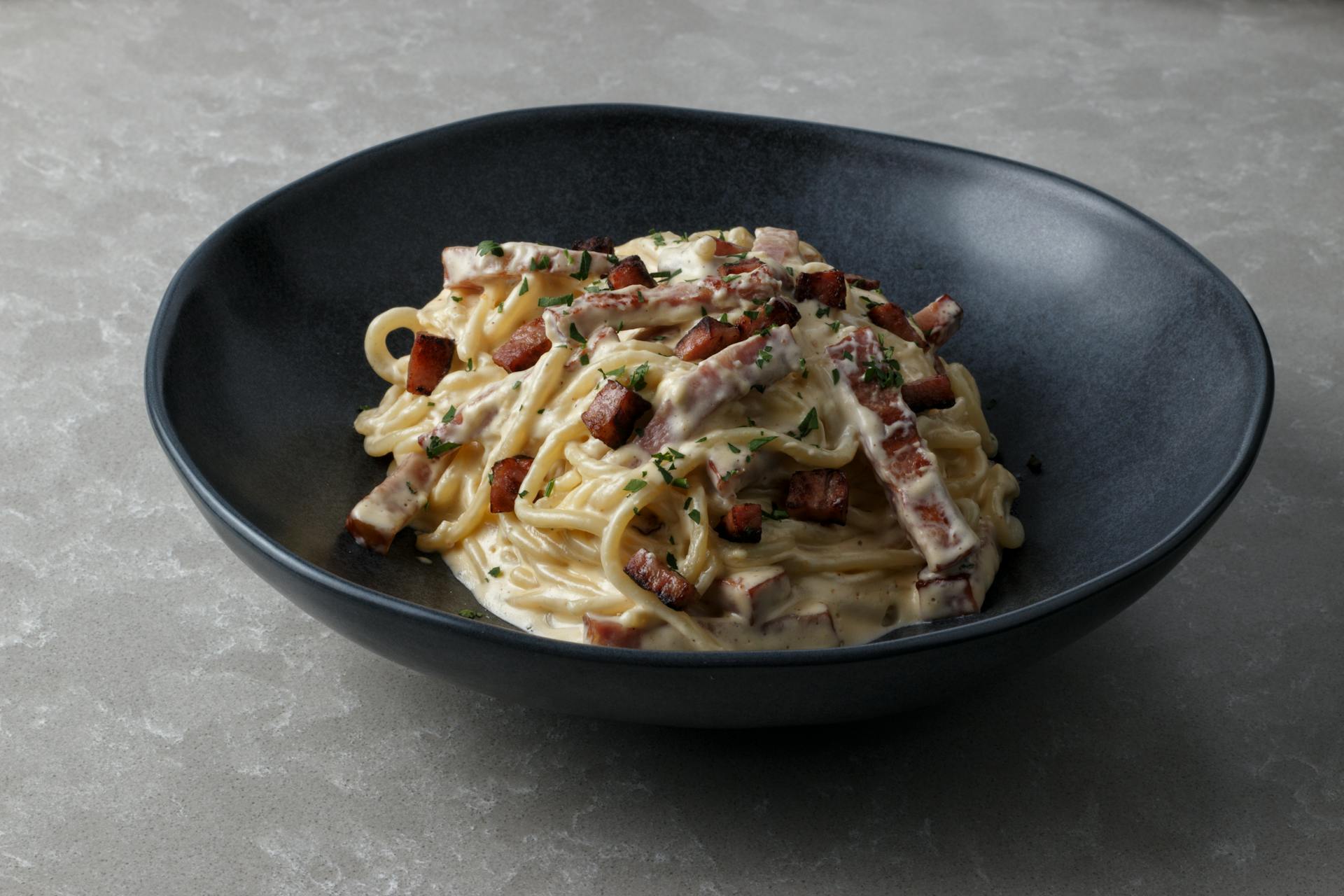 La pasta alla carbonara es, junto con la amatriciana y la cacio e pepe, uno de los pilares de la gastronomía romana.