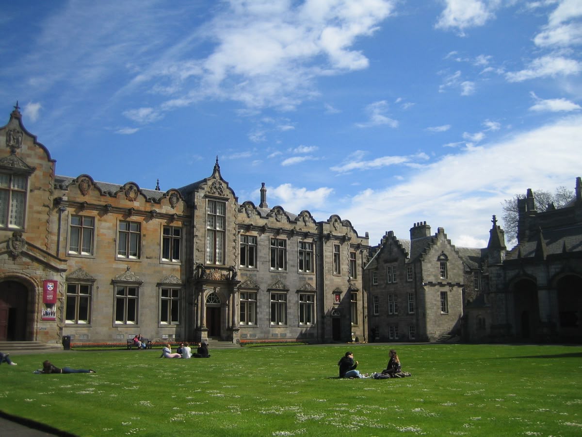 A Universidade de Saint Andrews é a terceira universidade mais antiga do mundo de língua inglesa. Escócia.