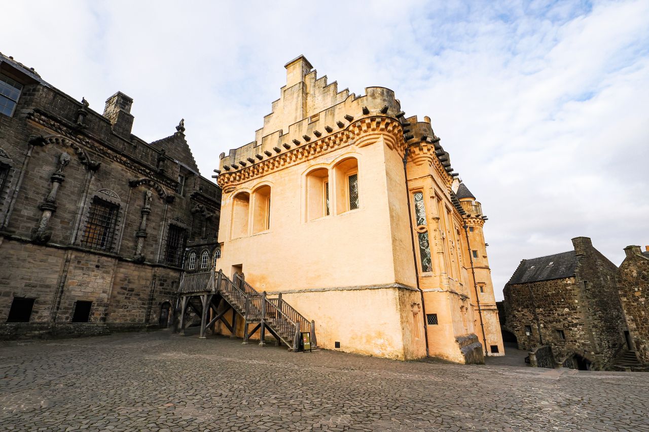 O marcante Grande Salão amarelo do Castelo de Stirling com o céu escocês ao fundo.