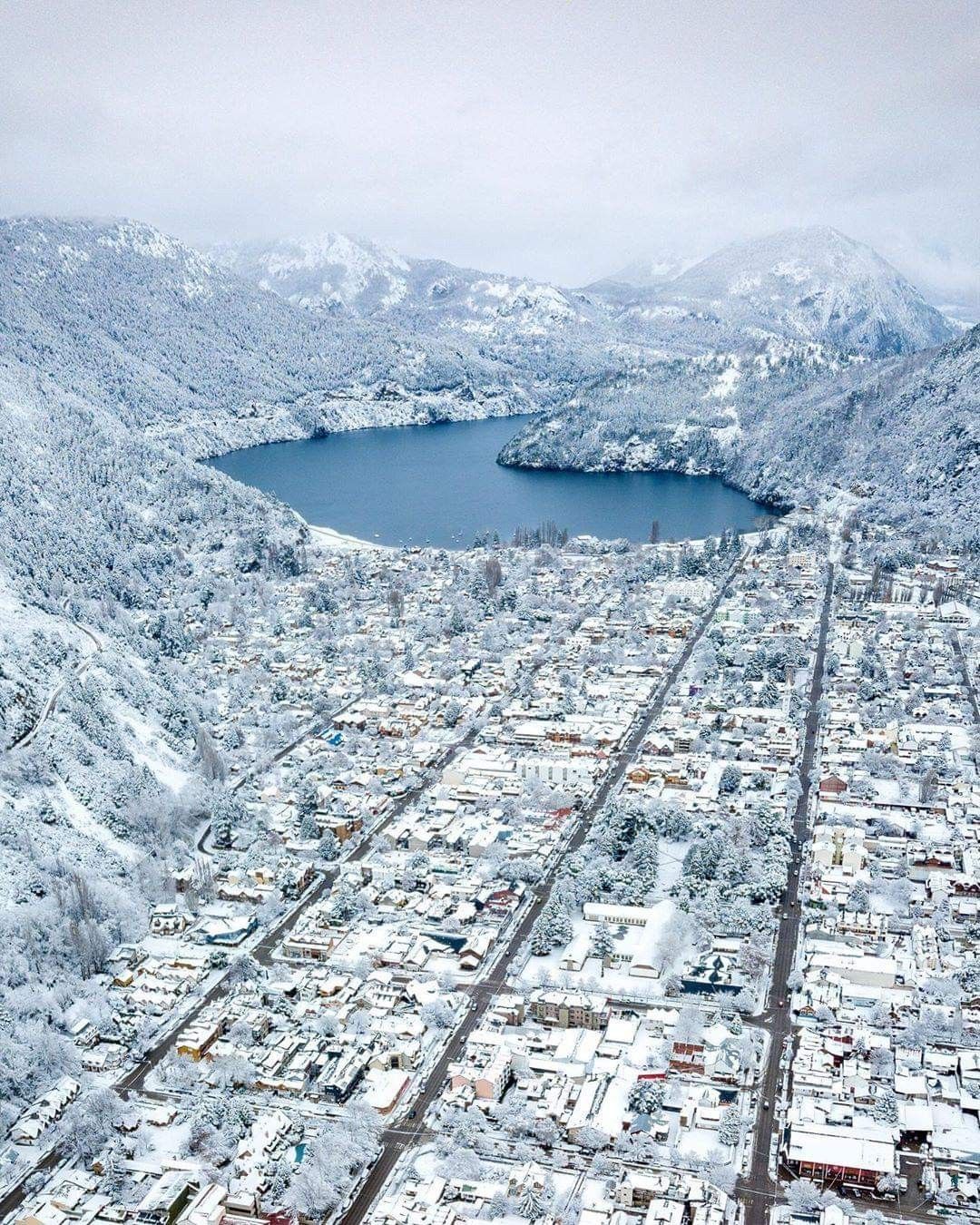 San Martín de los Andes teñida de blanco en la temporada de nieve invernal.