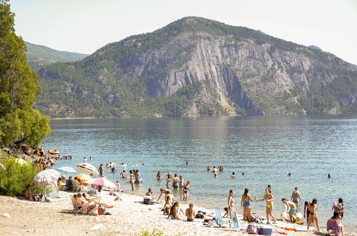 Wide fine-pebble shoreline at Lake Lolog on a clear summer day in San Martín de los Andes.