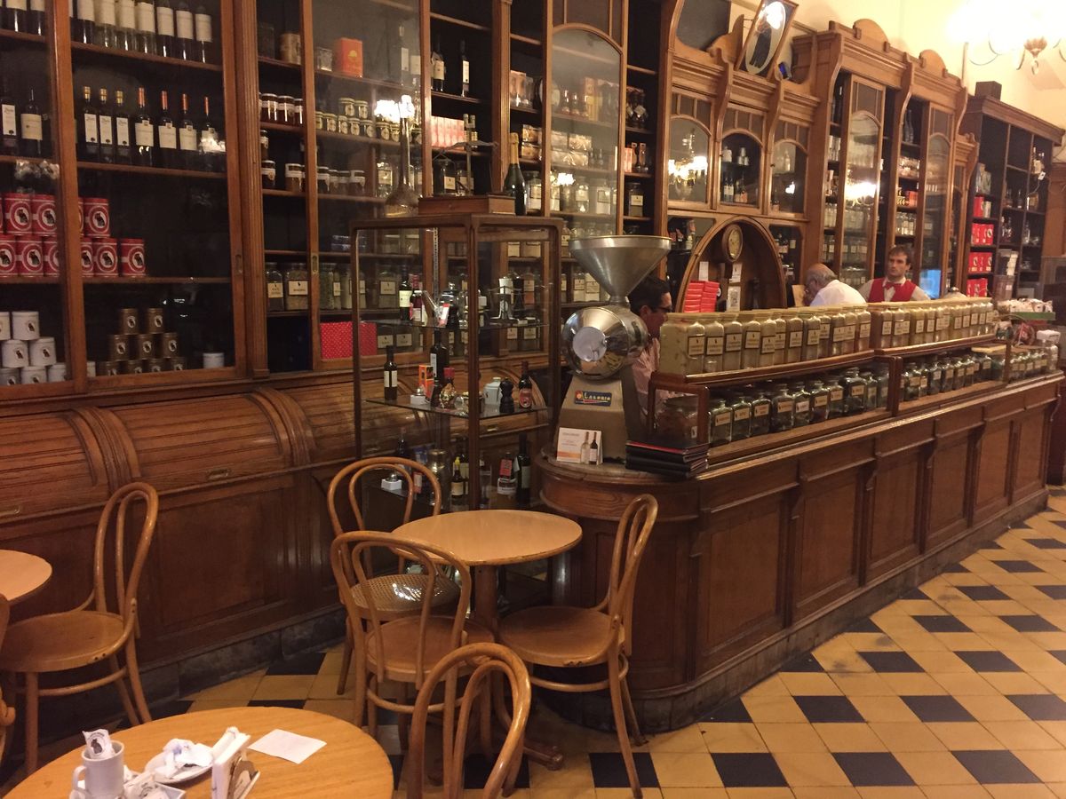 Interior do El Gato Negro, declarado Café Notável de Buenos Aires, Argentina.