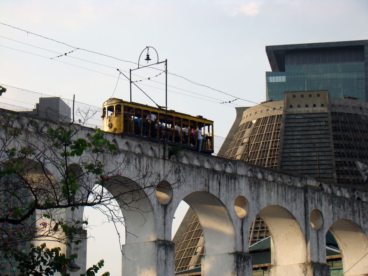 El histórico tranvía amarillo de Santa Teresa cruzando sobre los Arcos de Lapa en Río de Janeiro.