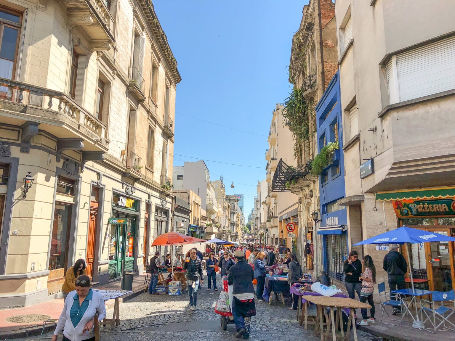 La histórica calle Defensa en San Telmo, Buenos Aires.