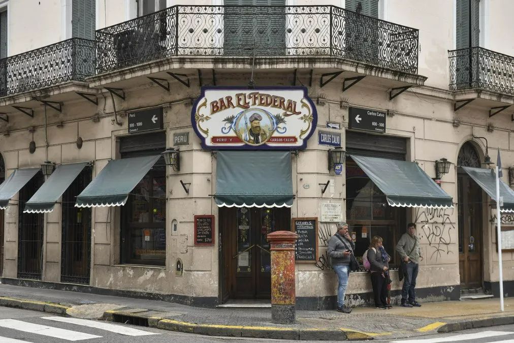 Fachada del Bar El Federal en San Telmo, Buenos Aires.