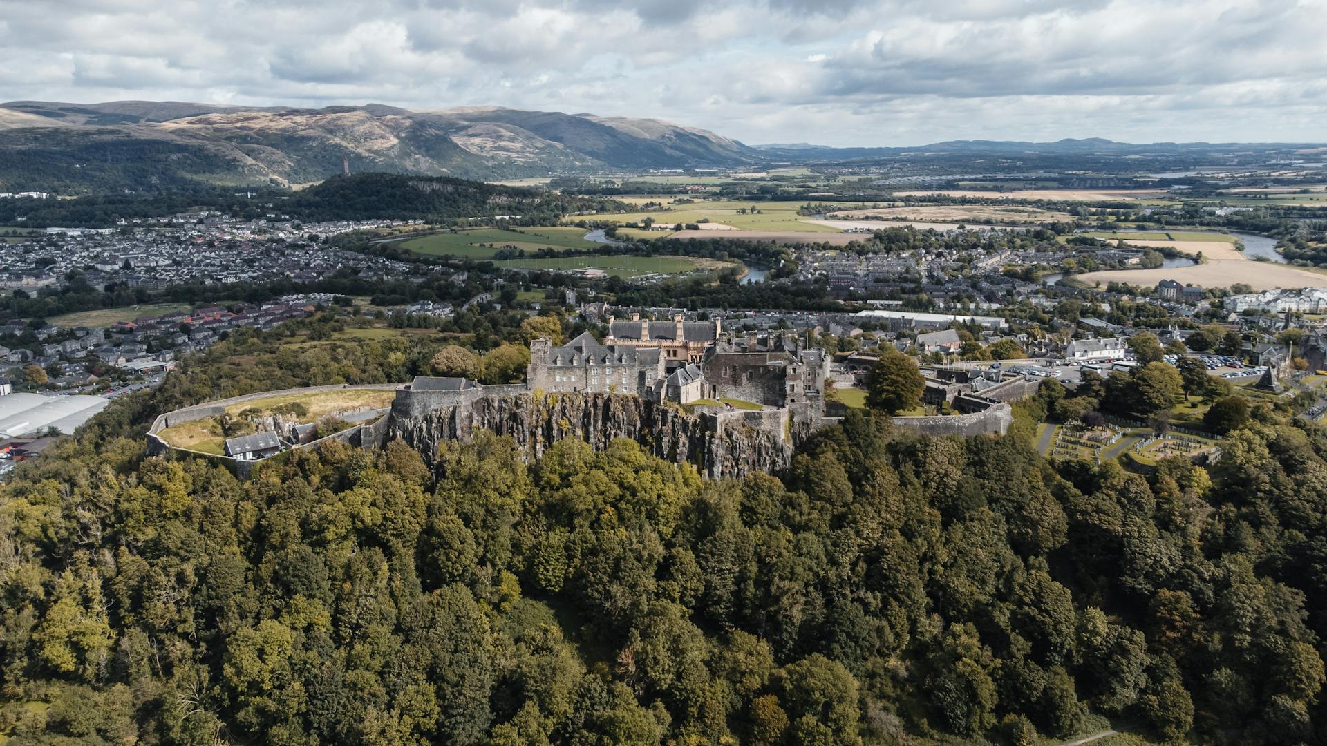 Vista panorámica del Castillo de Stirling coronando la colina volcánica sobre la ciudad.