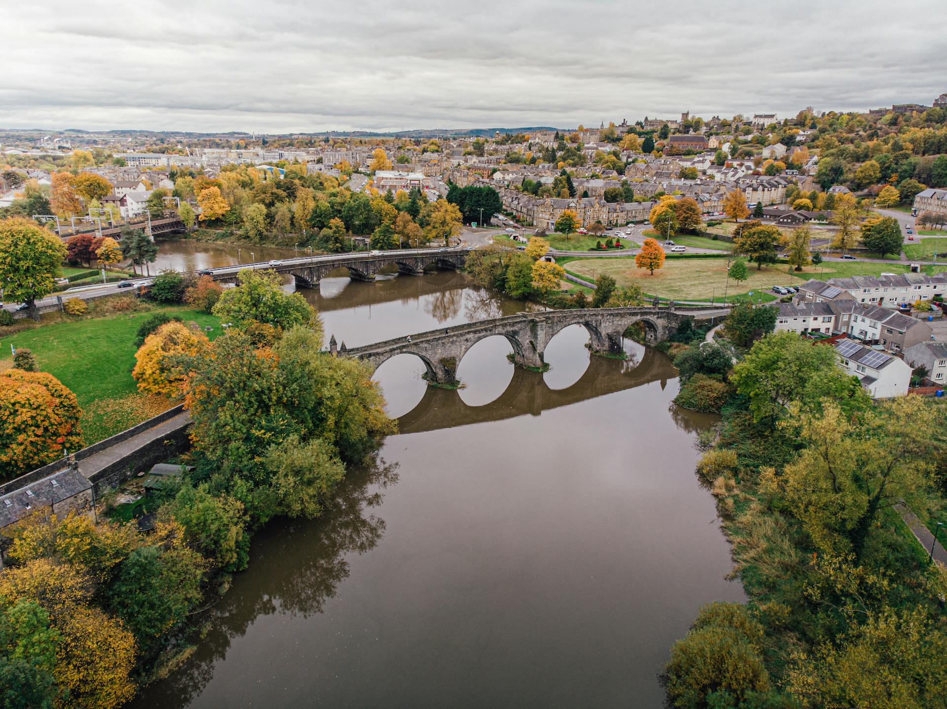 El histórico Puente de Stirling sobre el río Forth, escenario de la gran victoria de William Wallace en 1297 y pieza clave en la defensa de las Highlands.