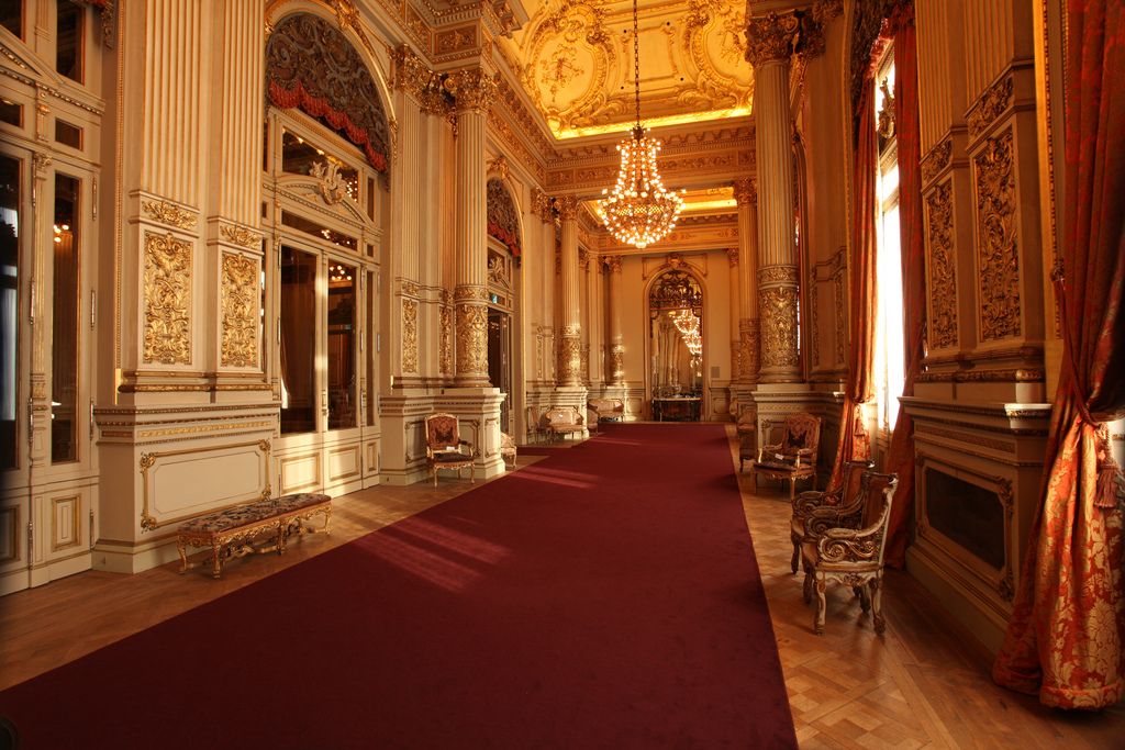 El lujoso Salón Dorado del Teatro Colón decorado con detalles en pan de oro y grandes arañas de cristal.