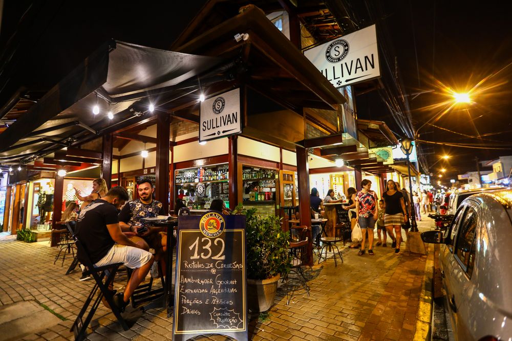 La noche en el centro de Ubatuba, Brasil.