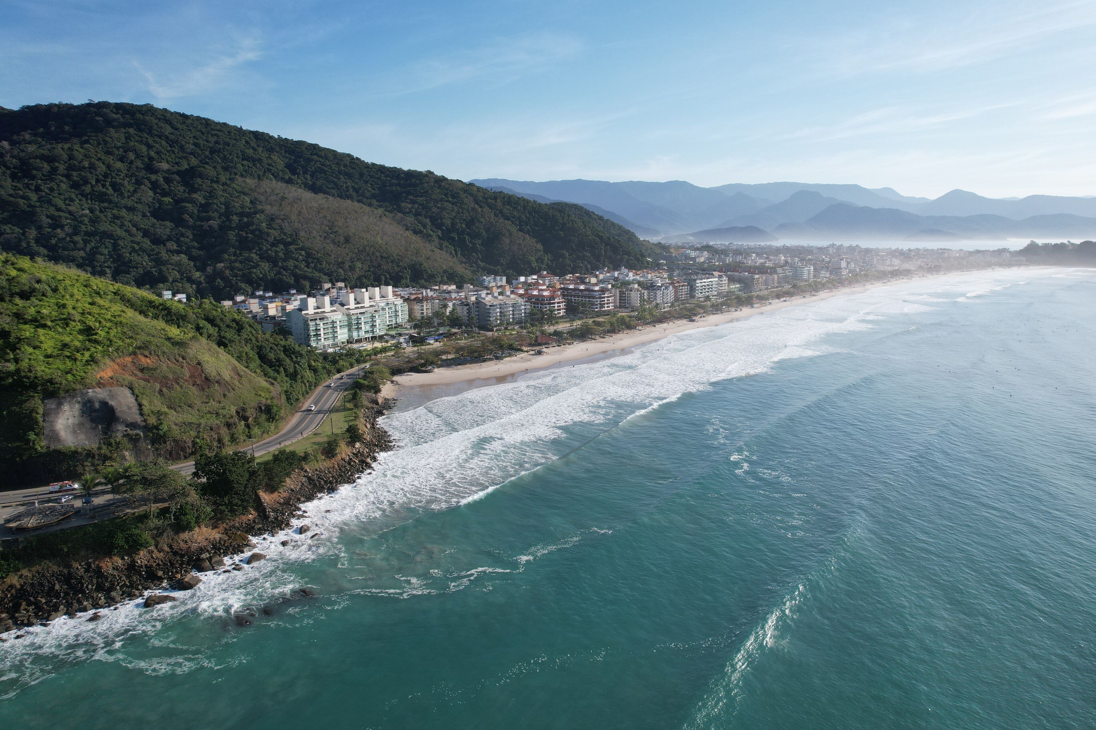 Vista da vegetação litorânea na área da Praia Grande, olhando para o norte a partir do sul de Ubatuba, Brasil.