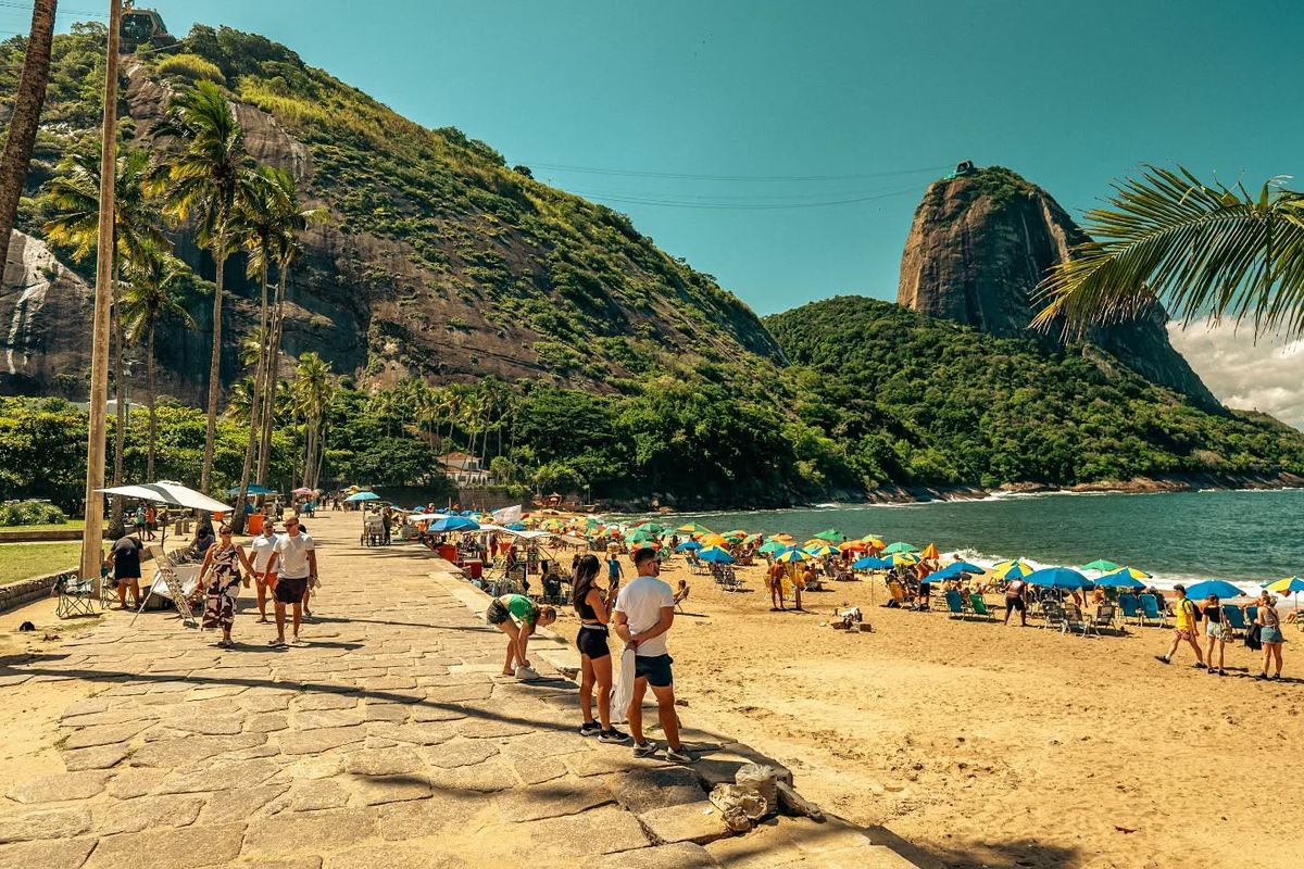 Praia Vermelha con el Pão de Açúcar de fondo en el barrio de Urca, Río de Janeiro.