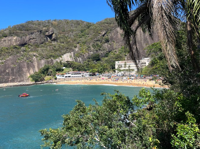 Vista de Praia Vermelha desde el sendero de la Pista Cláudio Coutinho en Rio de Janeiro.